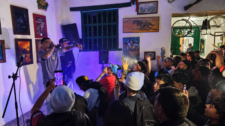 Concierto de rap entre la multitud